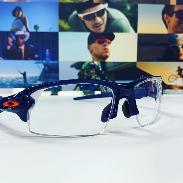 OAKLEY カスタム　FLAK2.0
度付きクリアレンズに！

ご注文ありがとうございます。
いい感じに仕上がりました♪

#OAKLEY #oakleycustom #クリアレンズ　#RXレンズ　#FLAK2.0