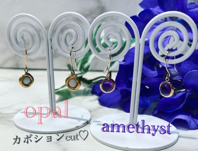 𝕔𝕒𝕓𝕠𝕔𝕙𝕠𝕟 𝕔𝕦𝕥 𝕡𝕚𝕖𝕣𝕔𝕖✴︎

カボションカットとは…宝石のカット法の一つで、石を丸い山形に整えて研磨し、光の反射ではなく石そのものの光沢や文様を生かすカットの方法です✨

ちゅるんちゅるん〜♡

@kakimiakutopia 

kakimiアクトピア店 
〒795-0054 
愛媛県大洲市中村246-1 
アクトピア大洲1Ｆ 
ＴＥＬ/ＦＡＸ(0893)24-1887
営業時間/10:00〜18:00
定休日/毎週水曜日

#愛媛県大洲市
#アクトピア大洲
#カボションカット
#カボションカットアメジスト
#カボションカットオパール
#フックピアス
#k10ピアス 
#プレイオブカラー 
#遊色効果