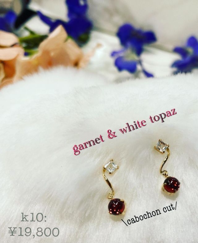 𝕔𝕒𝕓𝕠𝕔𝕙𝕠𝕟 𝕔𝕦𝕥　𝕡𝕚𝕖𝕣𝕔𝕖♡

スクエアのホワイトトパーズとカボションのガーネット✨

内巻きのデザインが、女性らしさを演出します˚✧₊⁎❝᷀ົཽ⁎⁺˳✧༚

@kakimiakutopia 

kakimiアクトピア店 
〒795-0054 
愛媛県大洲市中村246-1 
アクトピア大洲1Ｆ 
ＴＥＬ/ＦＡＸ(0893)24-1887
営業時間/10:00〜18:00
定休日:毎週水曜日

#大洲市 
#アクトピア大洲
#ジュエリー
#kakimi
#柿見時計店
#カボションカット
#スクエアカット
#ホワイトトパーズ
#アメジスト