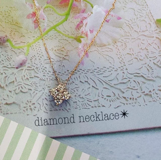 ピンクゴールド♡
ダイヤネックレス💎

ピンクゴールドなので、肌馴染みが良く、丁度鎖骨の間にダイヤが輝いて、綺麗な首元を演出します。

菱形でも、くびれのある菱形がpoint♡

@kakimiakutopia 

kakimiアクトピア店 
〒795-0054 
愛媛県大洲市中村246-1 
アクトピア大洲1Ｆ 
ＴＥＬ/ＦＡＸ(0893)24-1887
営業時間/10:00〜18:00
定休日/毎週水曜日

#愛媛県 
#大洲市
#ジュエリーショップ
#老舗
#ダイヤモンド
#共有爪 
#ピンクゴールド 
#綺麗なライン